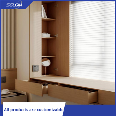 दराजों से सुसज्जित शयनकक्ष